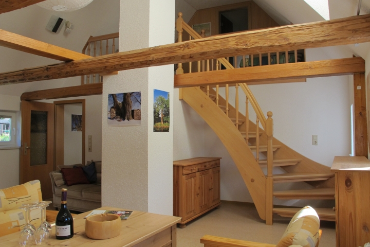 Wohnzimmer aus der Sitzeckenperspektive in Richtung Galerie und oberes Schlafzimmer