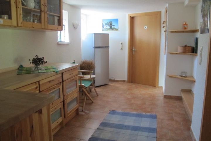 Diele mit Blick zum Bad und Gefrierkombination