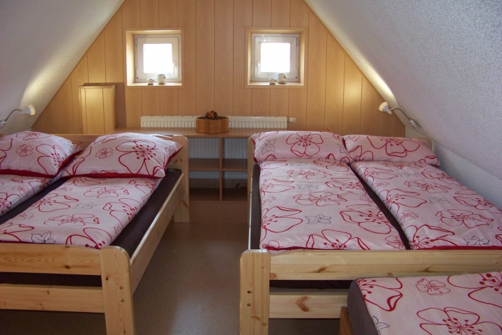 oberes Schlafzimmer im Grünen Ferienhaus  Nassau