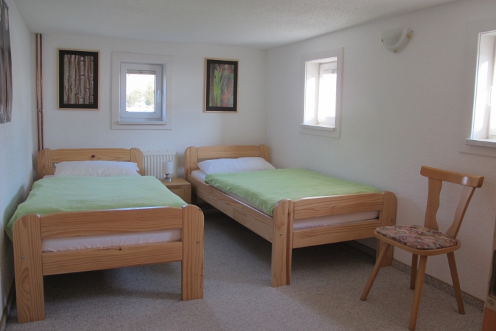 Schlafzimmer mit 2 Einzelbetten , können auch  zusammen geschoben werden