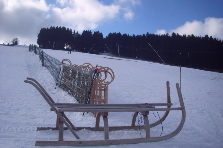 Riesenschlitten am gut gepflegten Ski- und Rodelhang im Nachbarort Holzhau, Februar 2016