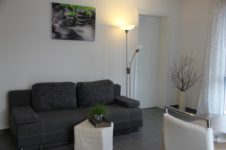 Wohnbereich - Apartment 2,
Tür zum großen Schlafzimmer