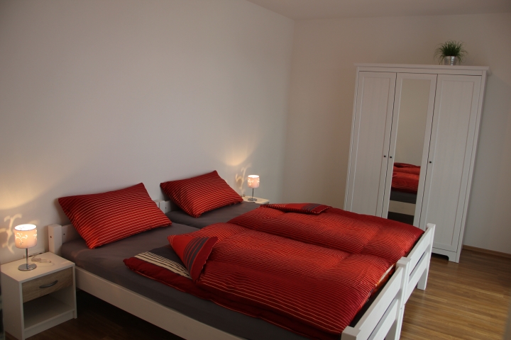 großes Schlafzimmer mit Spiegelschrank
Apartment 2
