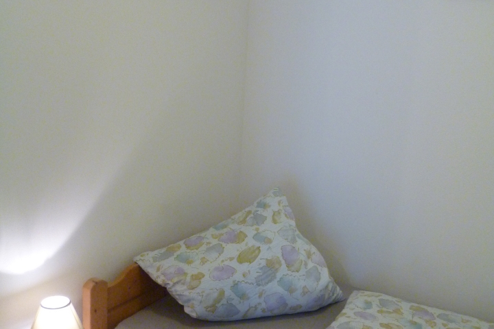 kleines innenliegendes Zimmer, Apartment 2
Bett 90x200