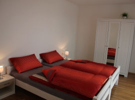 großes Schlafzimmer mit Spiegelschrank
Apartment 2