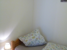 kleines innenliegendes Zimmer, Apartment 2
Bett 90x200