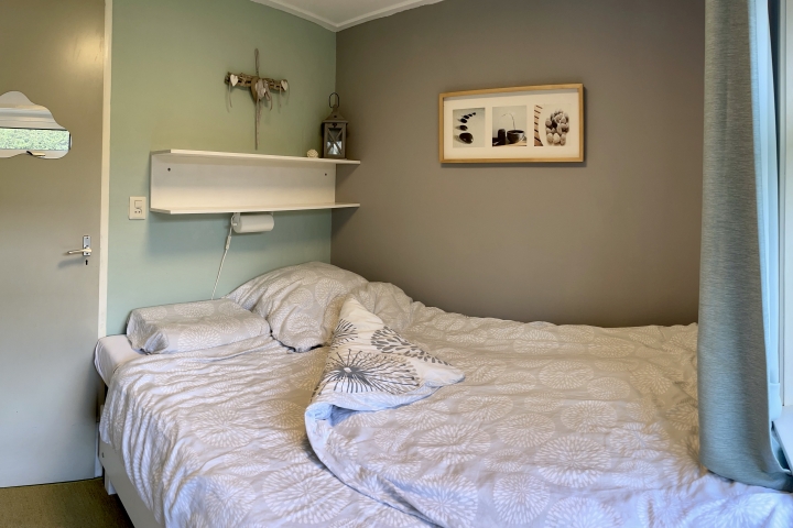 Schlafzimmer mit Doppelbett im Erdgeschoss