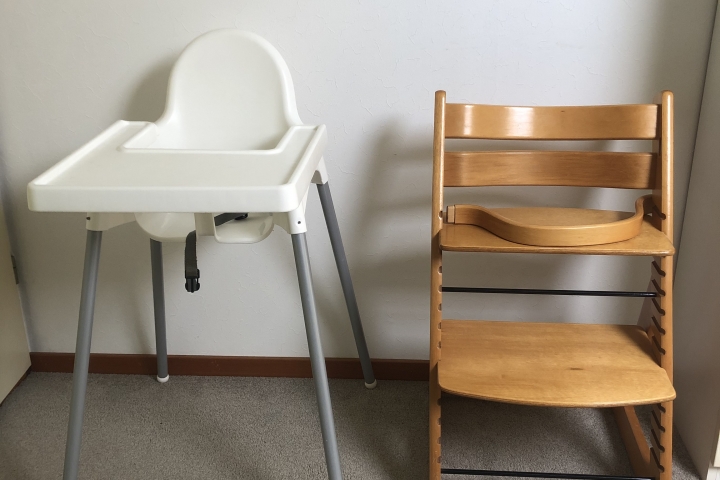 Zwei Kinderhochstühle sind vorhanden