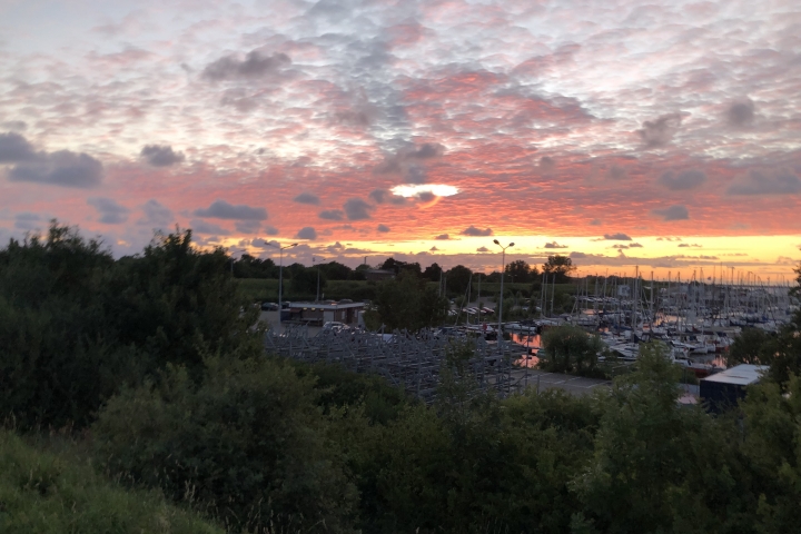 Sonnenuntergang am Jachthafen von Den Osse