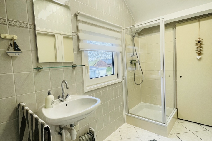 Bad im Obergeschoss mit WC und Dusche