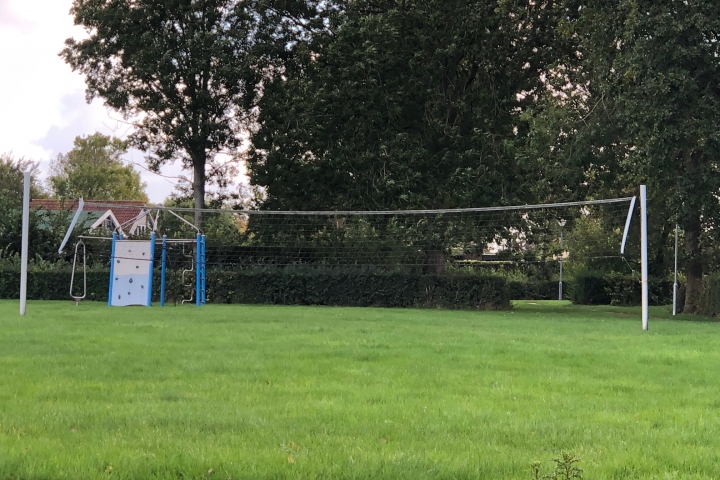 Spielplatz und Volleyballfeld am Haus