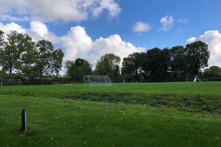 Wiese mit Fußballfeld, Spielplatz, Basketball und Volleyball am Haus (Im Hintergrund am Basketballkorb ist der Giebel zu erkennen)
