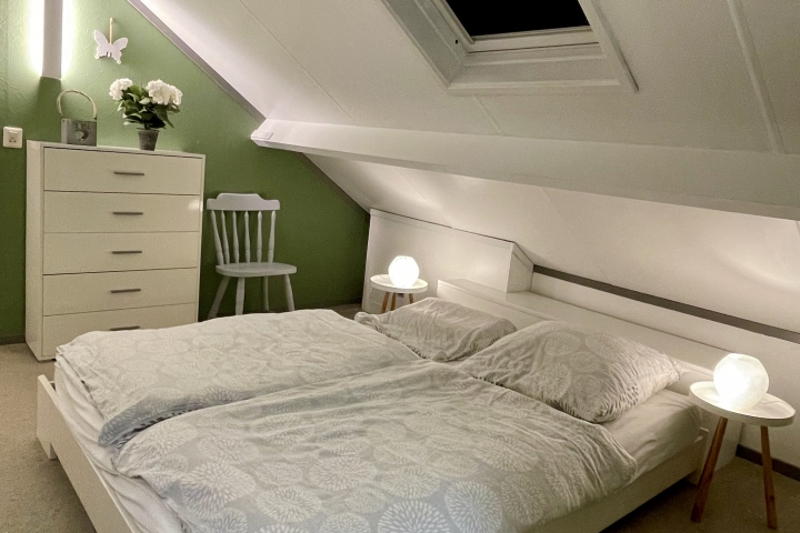 Schlafzimmer mit Doppelbett im Obergeschoss