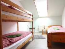 Kinderzimmer mit Einzelbett und Etagenbett