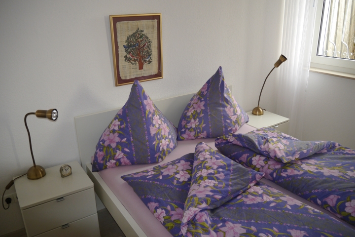 Schlafzimmer mit Doppelbett 140x200