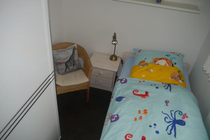 Schlafzimmer mit Einzelbett 80x200