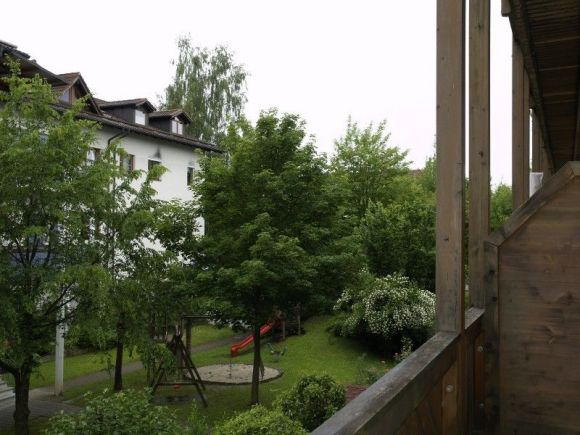 Fewo - Natur & Kultur im Alpenvorland | Blick vom Balkon auf den Spielplatz im Innenhof