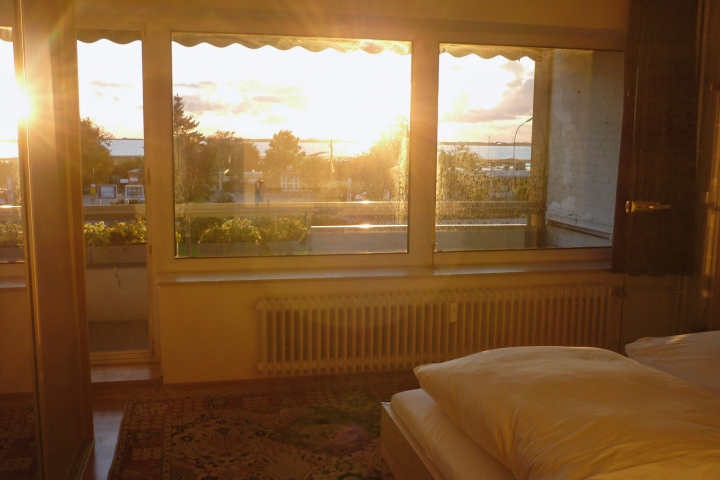 Schlafzimmer mit Balkon-Blick auf die Nordsee
