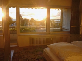 Schlafzimmer mit Balkon-Blick auf die Nordsee