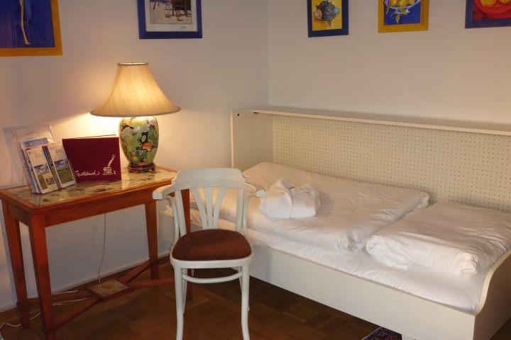 Wandbett im Wohnzimmer für einen dritten Gast