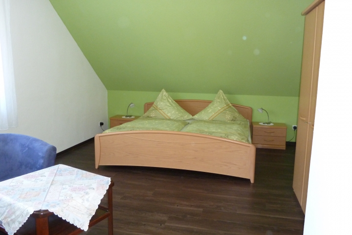 Schlafzimmer mit Sitzgruppe