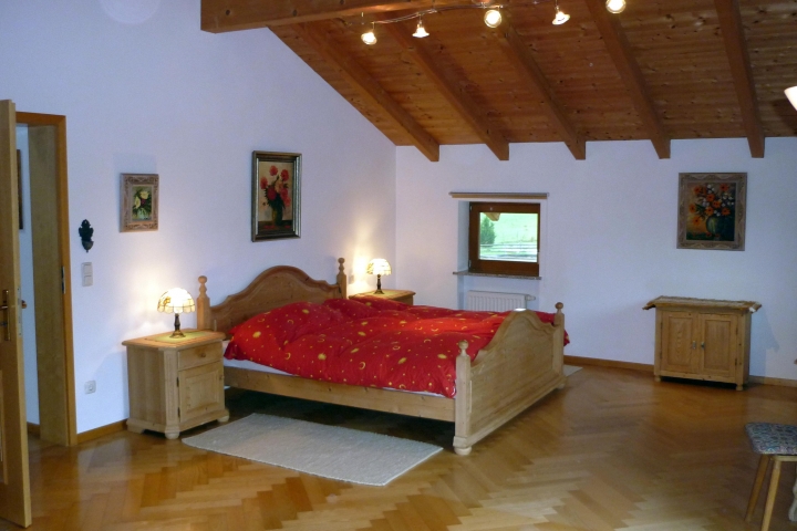 großes Schlafzimmer mit Doppelbett im 1. Stock