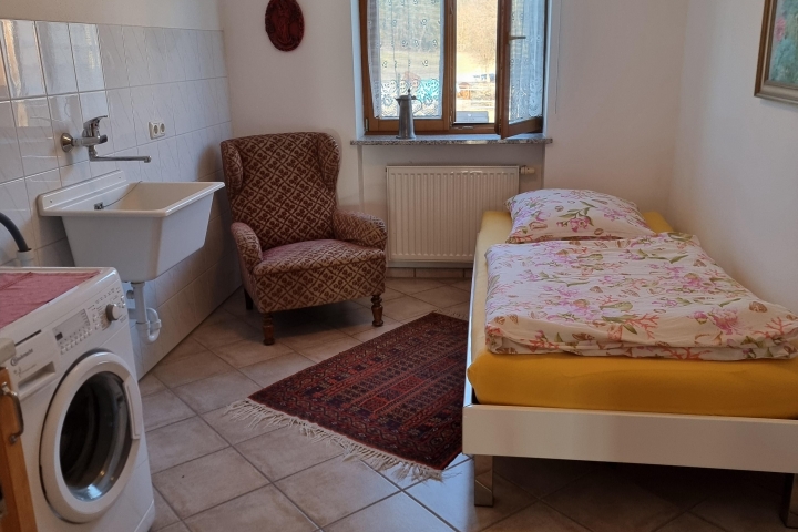 Schlafzimmer im EG mit Komfortbett (2,10m x 1m)