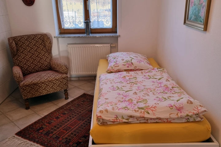 Schlafzimmer im EG mit Komfortbett (2,10m x 1m)