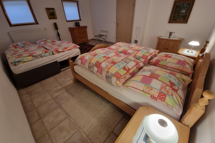 Schlafzimmer im UG mit Doppelbett und bequemen Schlafsofa für 2 Personen (2m x 1,70m).