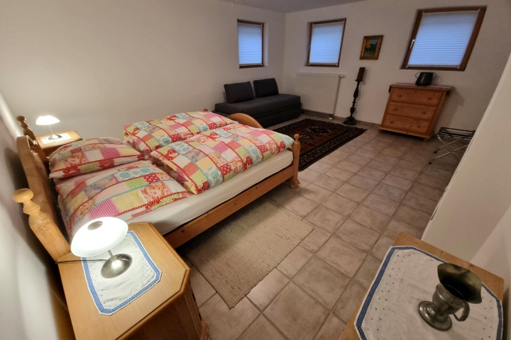 Schlafzimmer mit Doppelbett im UG
