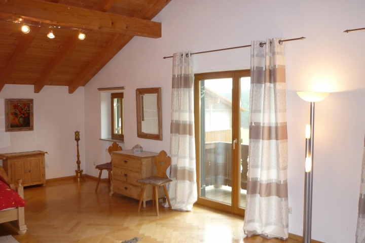 großes Schlafzimmer mit Doppelbett und Schlafsofa im OG.