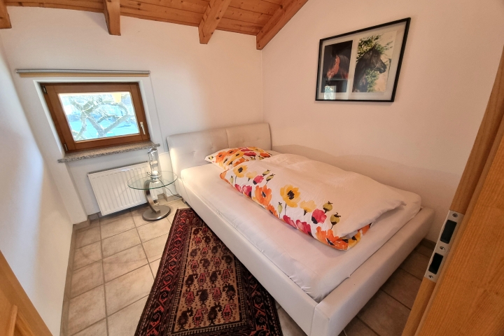 Einzelzimmer mit Komfortbett (1,40m x 2m) im OG