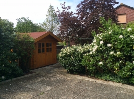 Terrasse mit Gartenhaus