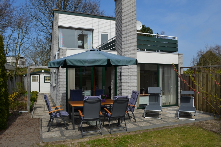 Hausansicht Südseite mit Terrasse