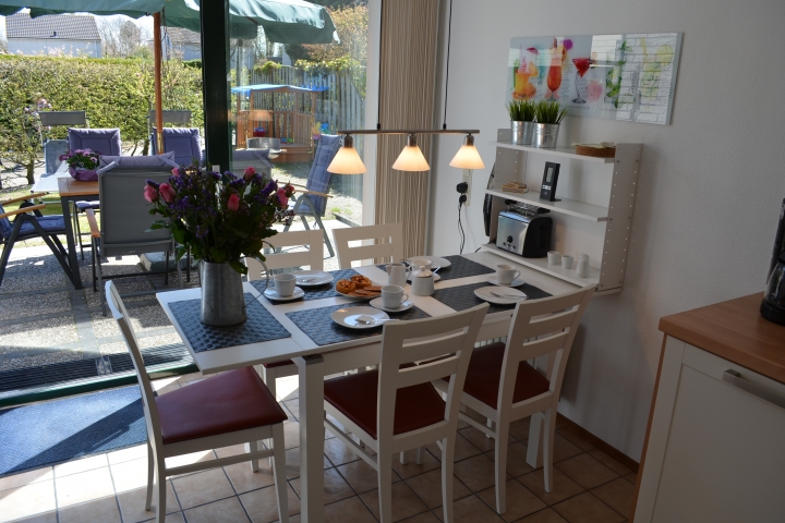 Essplatz mit Durchgang zur Terrasse