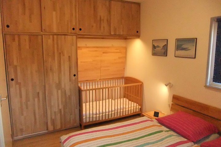 Schlafzimmer EG mit Kinderbett