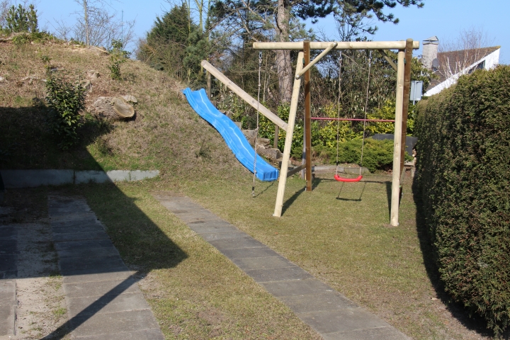 Ostansicht mit Carport, Stellplatz u. Spielwiese
