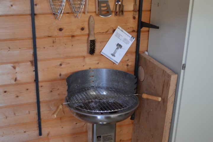 Grill mit Zubehör in der Blockhütte
