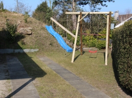 Ostansicht mit Carport, Stellplatz u. Spielwiese