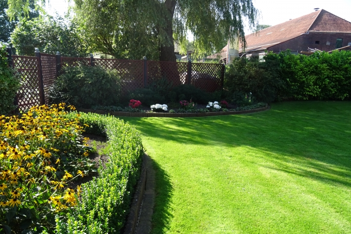 Ferienhaus mit Garten, der zum Grillen einläd.