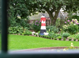 Leuchtturm im Garten
