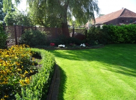 Ferienhaus mit Garten, der zum Grillen einläd.