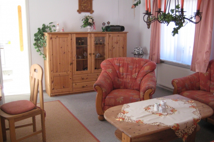 Das ist das Wohnzimmer mit Blick aus dem Schlafzimmer.