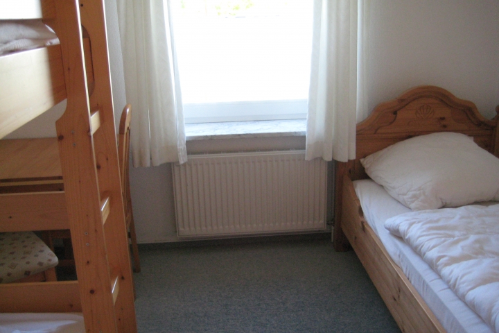 Kinderzimmer mit Etagenbett und Einzelbett