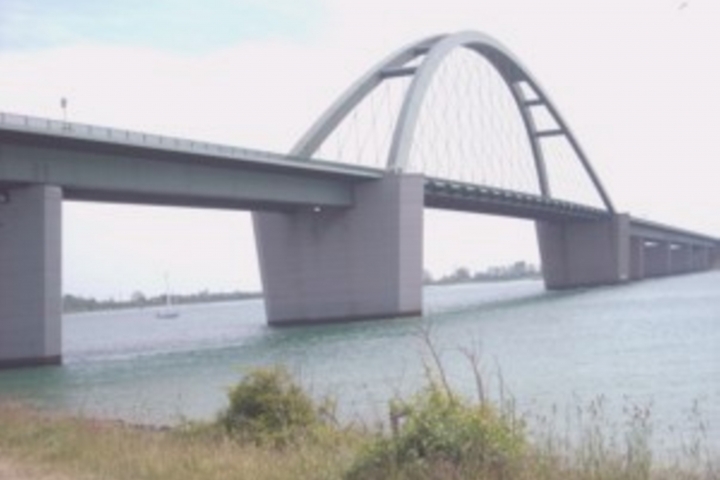 Die Fehmarn-Sundbrücke (unser Kleiderbügel)