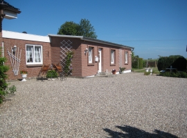 Hier ist das Ferienhaus,und ein Stellplatz für ihr Auto.