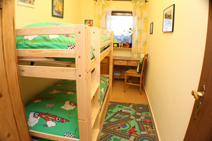 Kinderzimmer mit Spielecke und TV