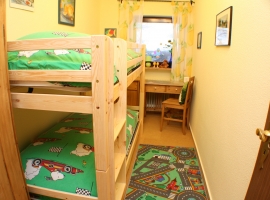 Kinderzimmer mit Spielecke und TV