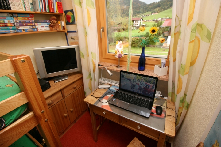kleiner Arbeitsplatz im Kinder-/Jugendzimmer
