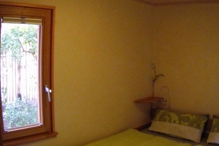 Schlafzimmer mit Doppelbett